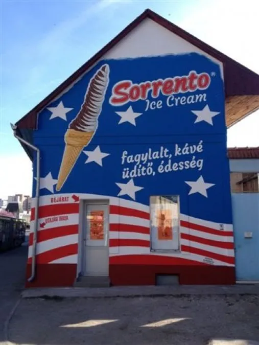 Sorrento Ice Cream festett homlokzat csavart fagylalttal és csillagos-csíkos mintával